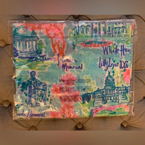 Lilly Pulitzer Lilly loves DC Murfee scarf - Picture 7 of 11